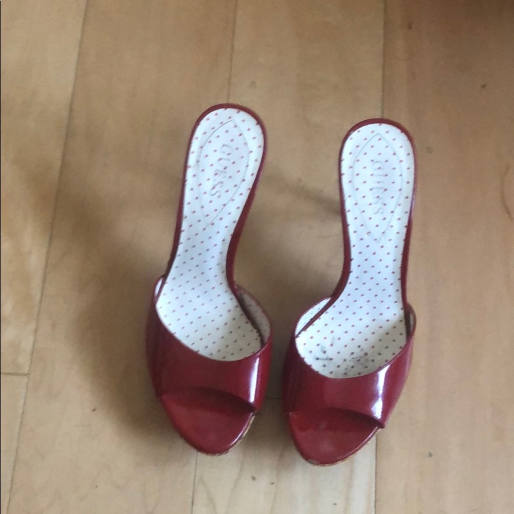 Guess patent leather red pumps